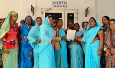 पहूज और घुरारी नदी के अस्तित्व को बचाने जिलाधिकारी की चौखट पर पहुंची जलसहेलियां