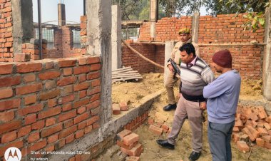 डीएम के निरीक्षण में लापरवाह शिक्षकों पर गिरी गाज