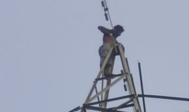 वाराणसी में हाईटेंशन खंभे पर चढ़ा सिरफिरा आशिक, घंटों चला ड्रामा,प्रेमिका को बुलाने पर अड़ा रहा युवक