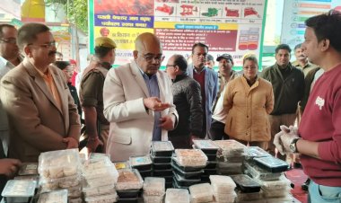 कानपुर में सजा लड्डू बाजार, आकर्षित कर रहे हैं सर्दी में लाभकारी पारंपरिक उत्पाद