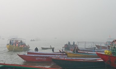 वाराणसी में जमीन से आसमान तक घने कोहरे की चादर तनी,वाहनों की रफ्तार पर लगा ब्रेक