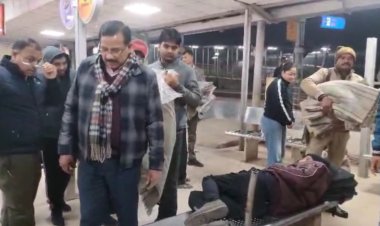 जिलाधिकारी ने रेन बसेरों व अलाव का किया निरीक्षण, जरूरतमंदों को बांटे कंबल