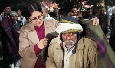 महाेबा जिलाधिकारी ने किया रैन बसेरों का निरीक्षण, जरूरतमंदों को बांटे कंबल