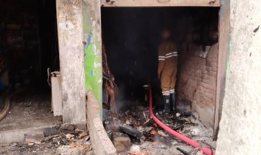 जौनपुर में भीषण आग से तीन मकान और दुकान जलकर खाक, लाखाें का नुकसान