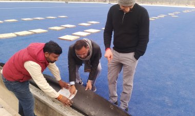 नगर आयुक्त ने यूपी कॉलेज में निर्माणाधीन हॉकी टर्फ का किया निरीक्षण