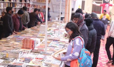 प्रयागराज पुस्तक मेले में ‘गुनाहों का देवता’ और ‘कैकेयी के राम’ से रुबरु हुए पाठक