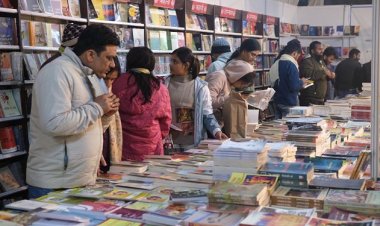पुस्तक मेला : किताबों की दुनिया में महापुरुषों को खोजते पाठक