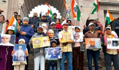 नमामि गंगे ने गंगा आरती कर मनाया भारत रत्न महामना - अटल का जन्म दिन