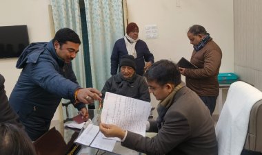 वाराणसी : जिलाधिकारी सत्येन्द्र कुमार ने जनता दर्शन कार्यक्रम में सुनी फरियाद