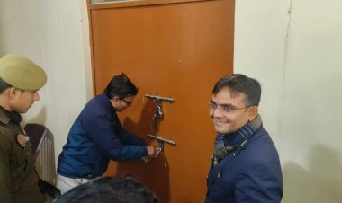 वाराणसी : जिलाधिकारी ने ईवीएम वेयरहाउस का त्रैमासिक आंतरिक निरीक्षण किया