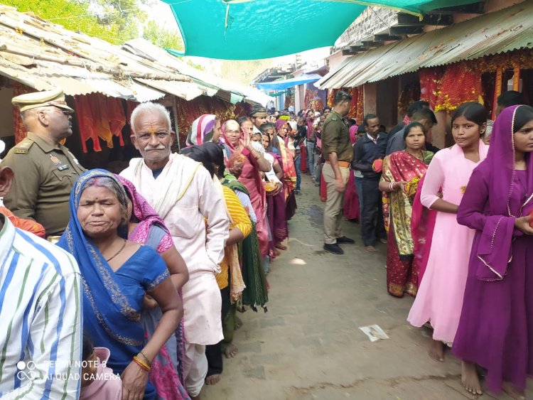 गड़बड़ा धाम में आस्था का महासैलाब, डेढ़ लाख श्रद्धालुओं ने किए मां शीतला के दर्शन
