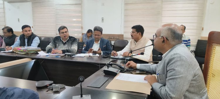 दिव्यांगजन योजनाओं की प्रगति के लिए जिलाधिकारी ने विशेष कैम्पों के दिए निर्देश