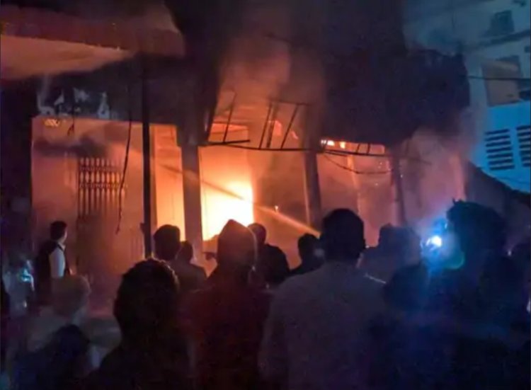 लखनऊ : चिनहट में तीन मंजिला मकान में लगी आग, फायर ब्रिगेड ने दो लोगों को बचाया