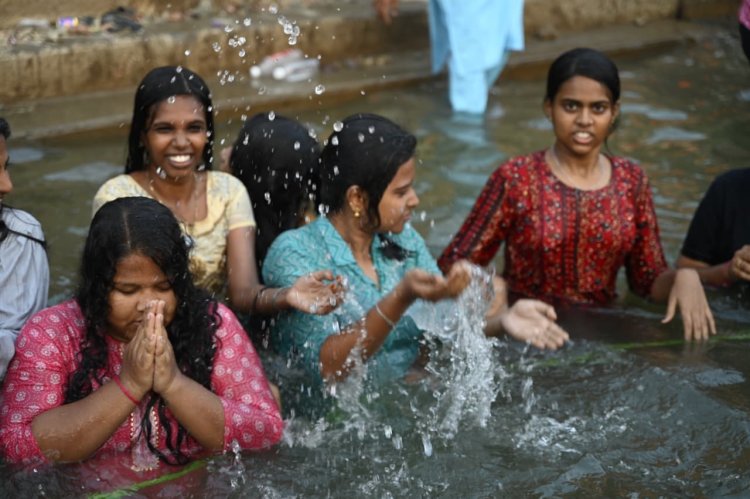 काशी-तमिल संगमम : तमिल छात्रों ने गंगा स्नान कर जाना घाटाें का इतिहास
