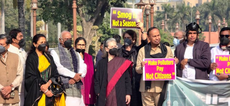 दिल्ली में खतरनाक प्रदूषण पर विपक्षी गठबंधन के सदस्यों का संसद परिसर में प्रदर्शन, सोनिया बोलीं- मुझे सांस लेने में दिक्कत
