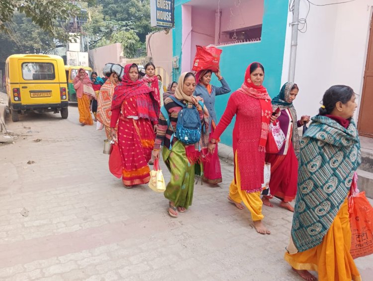 वाराणसी: सर्द मौसम में श्रद्धालु सिर पर बोरा और हाथ में झोला लेकर निकले अंतरगृही यात्रा पर