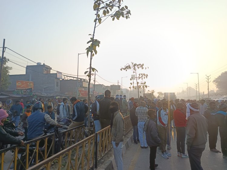 शिवपुर तरना ओवरब्रिज पर सड़क हादसा: पूर्व प्रधान के बेटे की मौत, आक्रोशित लोगों ने लगाया चक्काजाम