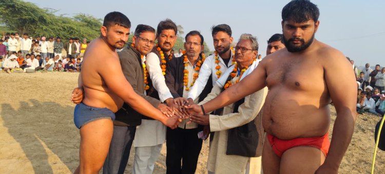 सांड बाबा मेला महोत्सव में दंगल में महिला पहलवानों ने दिखाए दांव-पेच