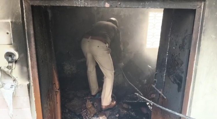 पानी गर्म करने वाली राड से बेड में लगी आग, महिला झुलसी