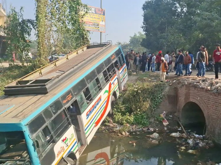 बिजनौर: बेकाबू बस पुलिया से नीचे गिरी, 24 यात्री घायल