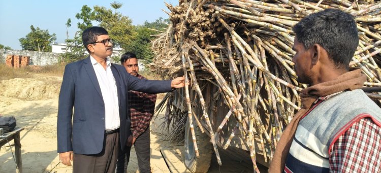 गन्ना क्रय केंद्र प्रभारी किसानाें से कर रहा था वसूली, डीएम ने लगाई फटकार