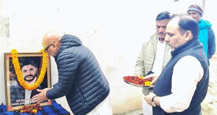 संदिग्ध परिस्थितियों में मृत अधिवक्ता के परिजनों से मिले अजय राय