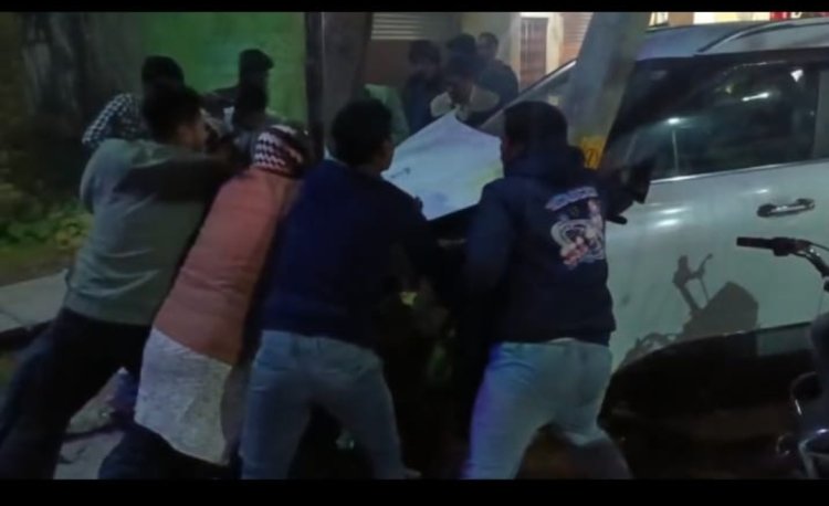 तेज रफ्तार अनियंत्रित कार ने ठेली संचालकों को मारी टक्कर, आधा दर्जन लोग घायल—पेड़ से टकराकर रुकी कार