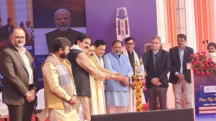 वाराणसी में देश के पहले हाइड्रोजन चालित जलयान को केन्द्रीय मंत्री सोनोवाल ने दिखाई हरी झंडी