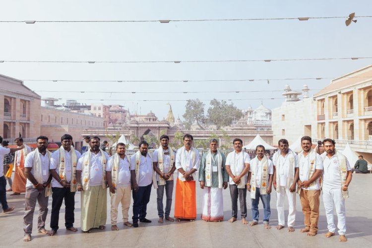तमिलनाडु से आए महर्षि अगस्त्य वाहन दल के लोगों ने किए काशी विश्वनाथ मंदिर में दर्शन