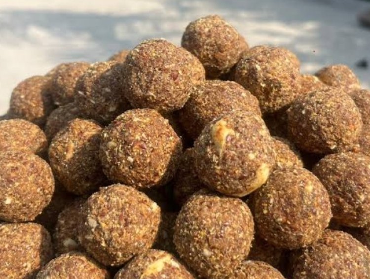 सर्द मौसम ने बढ़ाई तीसी के लड्डू की मांग,मिठाई की दुकान पर पहुंच रहे ग्राहक