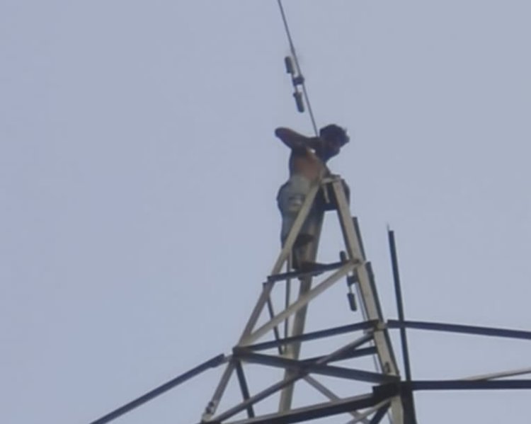 वाराणसी में हाईटेंशन खंभे पर चढ़ा सिरफिरा आशिक, घंटों चला ड्रामा,प्रेमिका को बुलाने पर अड़ा रहा युवक