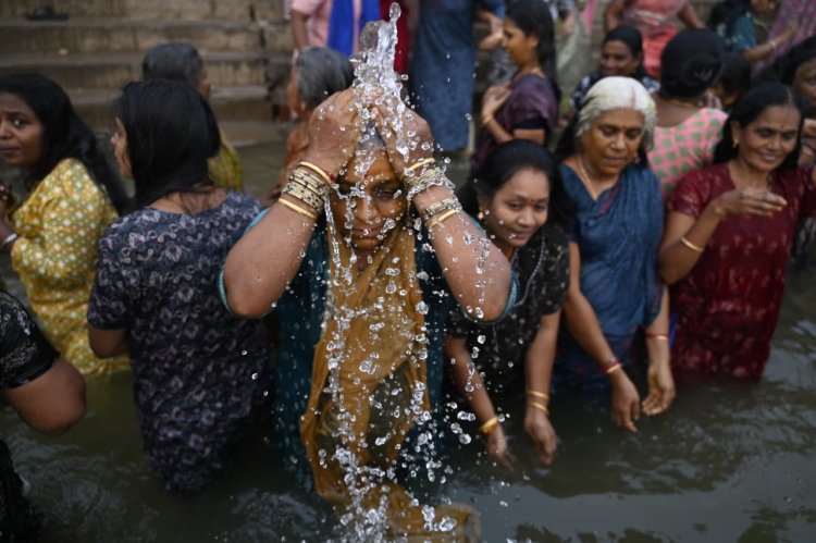 काशी तमिल संगमम—4: तमिल महिलाओं के दल ने हनुमानघाट पर गंगा में लगाई डुबकी