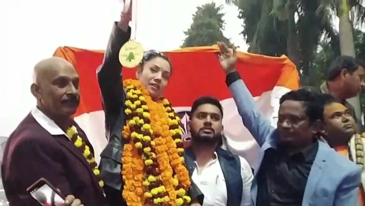 खुशबू निषाद नंदा का शानदार स्वागत | गोल्डन गर्ल के घर लौटने पर उमड़ा प्रयागराज