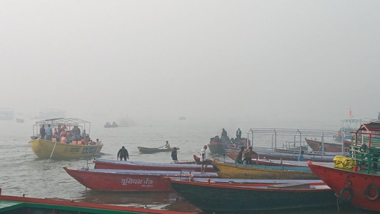 वाराणसी में जमीन से आसमान तक घने कोहरे की चादर तनी,वाहनों की रफ्तार पर लगा ब्रेक