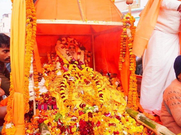 अयोध्या में डॉ. वेदांती महाराज को दी गई जल समाधि, अंतिम यात्रा में शामिल हुए मुख्यमंत्री योगी