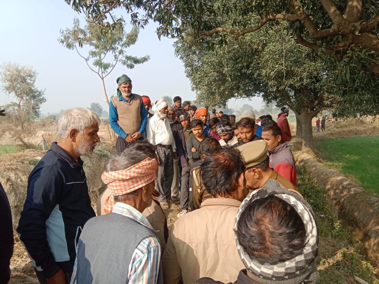 खेत में संदिग्ध परिस्थितियों में मिला अधेड़ का शव
