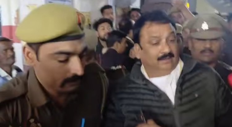 सत्ताइस दिन से फरार सपा के पूर्व विधायक ने फिल्मी अंदाज में न्यायालय में किया समर्पण