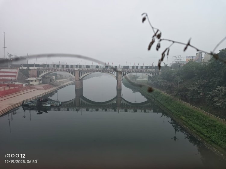 वाराणसी में लगातार दूसरे दिन कोहरे और धुंध से जनजीवन ठहरा,स्कूलों के समय में परिवर्तन