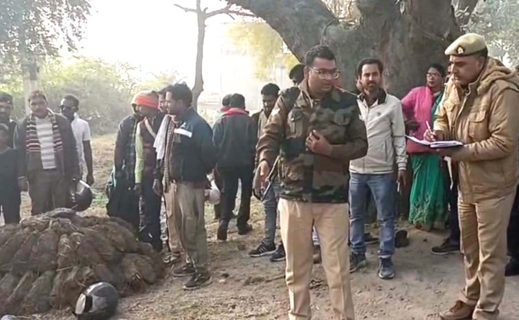 अनियंत्रित पिकअप की टक्कर लगने से बाइक सवार पति-पत्नी और पुत्र की मौत