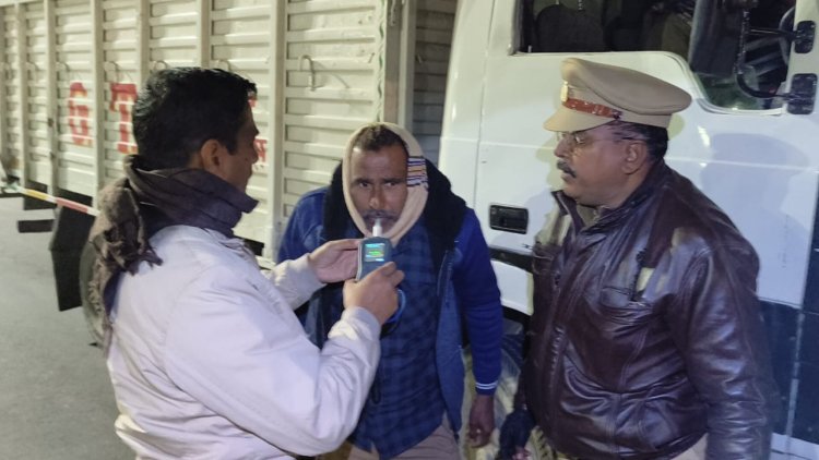 गंगा बैराज पर देर रात ताबड़तोड़ चेकिंग, स्टंटबाजों और नशेड़ी चालकों में हड़कंप