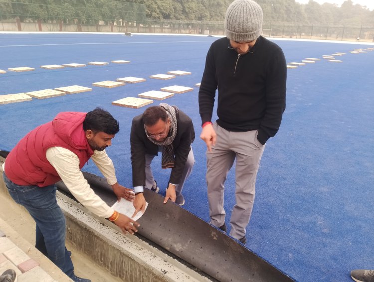 नगर आयुक्त ने यूपी कॉलेज में निर्माणाधीन हॉकी टर्फ का किया निरीक्षण