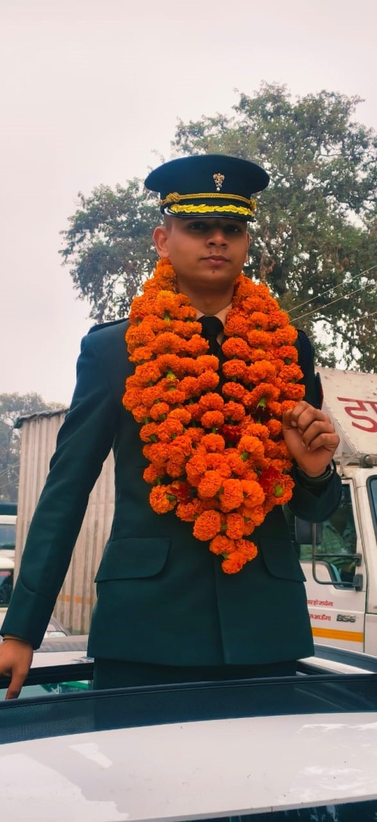 सेना में लेफ्टिनेंट बने आकाश कुशवाहा का पैतृक गांव में भव्य स्वागत