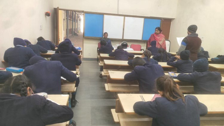 वाराणसी के रणवीर संस्कृत विद्यालय कमच्छा में बच्चों के गीता श्लोक गायन से मंत्रमुग्ध हुए परीक्षक