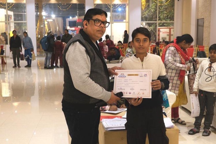 पुस्तक मेले में अंग्रेजी साहित्य भी खूब भा रही प्रयागवासियों को