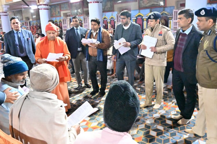 प्रचंड ठंड में भी जारी रहा सीएम योगी का जनसेवा अनुष्ठान, 150 लोगों की सुनीं समस्याएं