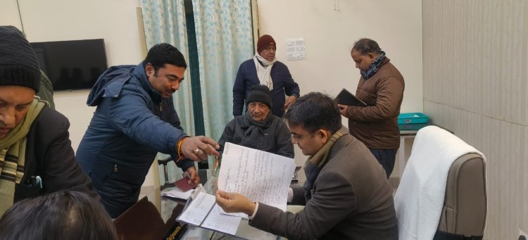 वाराणसी : जिलाधिकारी सत्येन्द्र कुमार ने जनता दर्शन कार्यक्रम में सुनी फरियाद