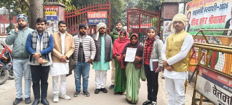 वाराणसी में राहुल मिश्रा आत्महत्या मामले हाे लेकर मां और सामाजिक संगठन के कार्यकर्ताओं ने सौंपा ज्ञापन