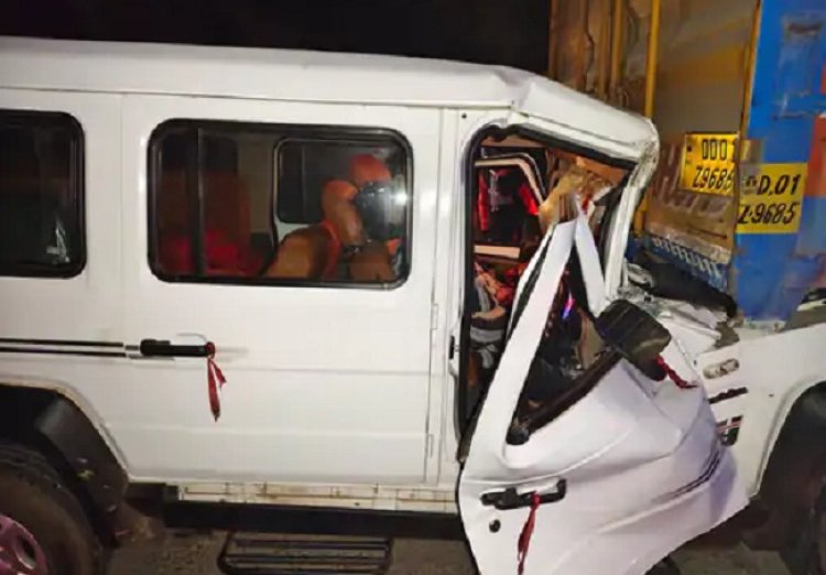 मप्र के मैहर में कंटेनर में पीछे से घुसी श्रद्धालुओं की गाड़ी, चार की मौत व 12 घायल