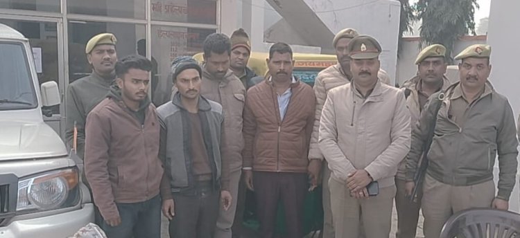 मीरजापुर में 20 लाख के गांजे संग चार अंतर्राज्यीय तस्कर गिरफ्तार, बोलेरो-टैंपो सीज