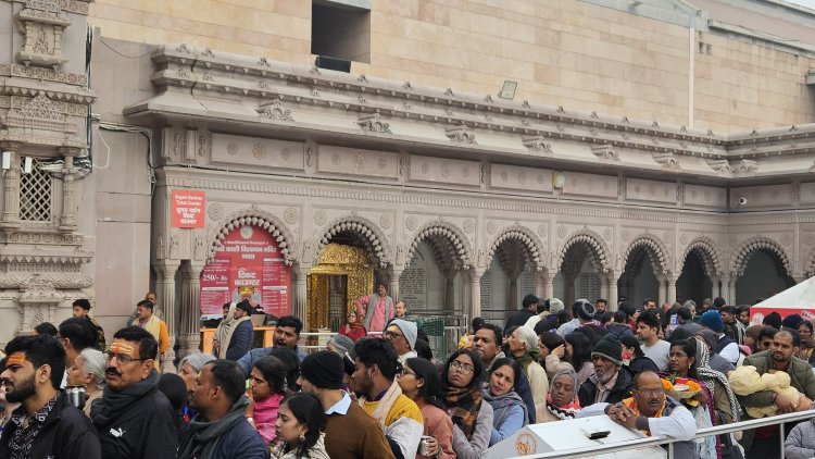 साल के अन्तिम दिन घने कोहरे और सर्द हवाओं के बीच काशी विश्वनाथ दरबार में आस्था का सैलाब